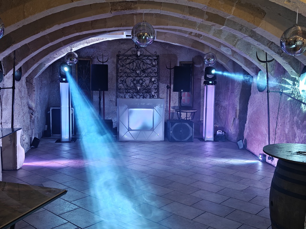 Beams under a stone vaulted ceiling