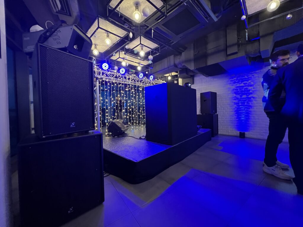 Studio Master Sound System with x2 highs and x2 subs events of up to 400pax