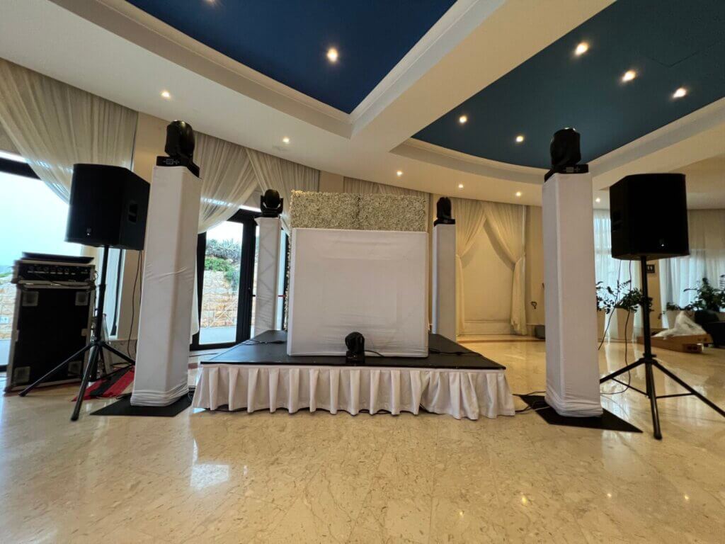 Sound System with moving heads on truss - Events of up to 300 pax